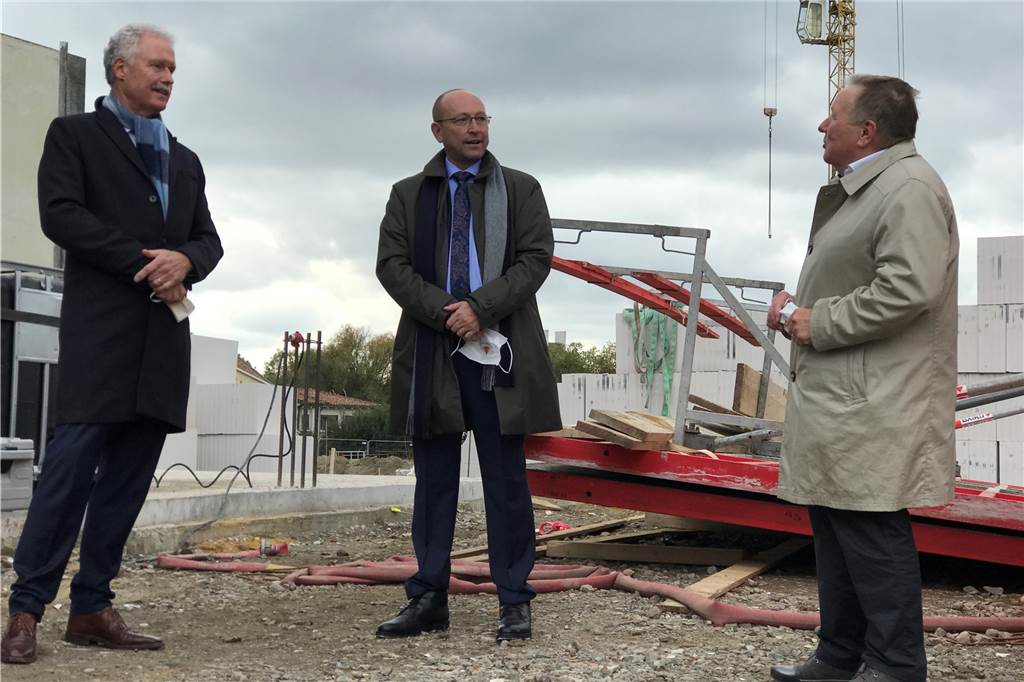 Corona-Maske in Grundstein am EvK-Gesundheitscampus versenkt Partner für ein Riesen-Projekt: Heinz-Werner Bitter (l.), Geschäftsführer der Evangelischen Krankenhausgemeinschaft Herne/Castrop-Rauxel, mit den Geschäftsführern Bernd Kaffanke und Jürgen Dietz (r.) von der Projektentwicklungs-Gesellschaft Confirmus und der Pflegeheim-Betreibergesellschaft Protea Care.