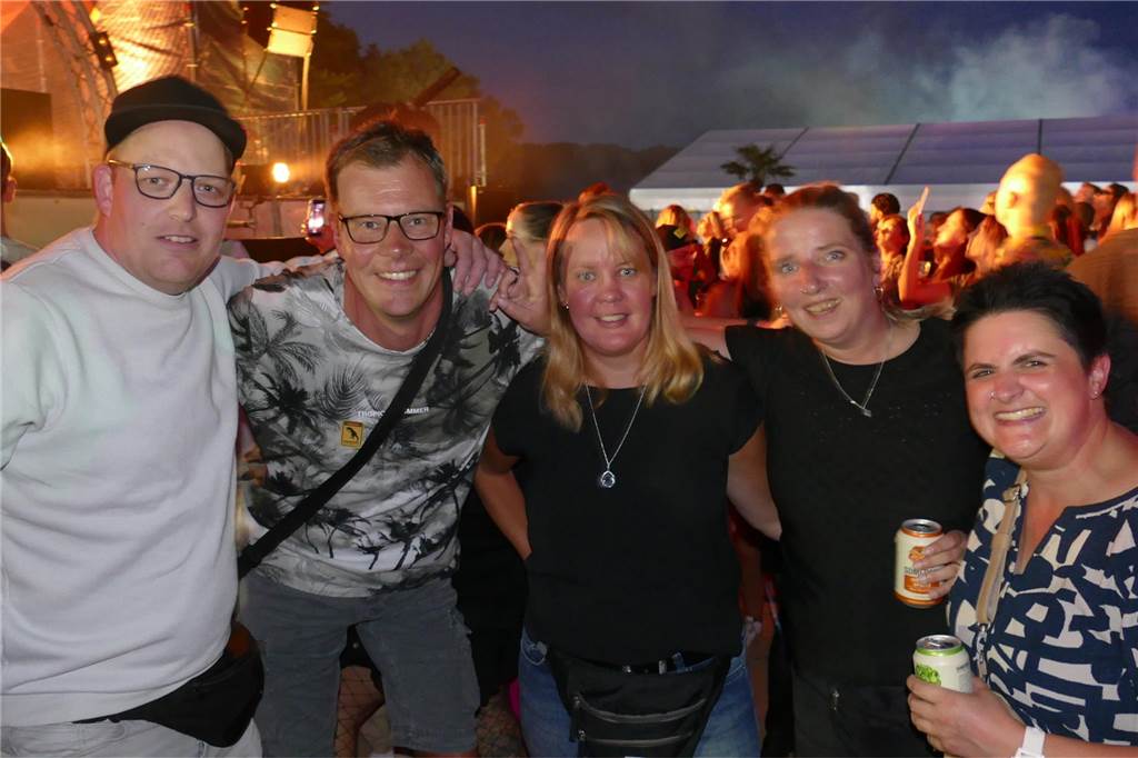 Party und kein Ende in Sicht: Das gilt auch für Katja, Melanie, Ramona, Marcel und Dennis.