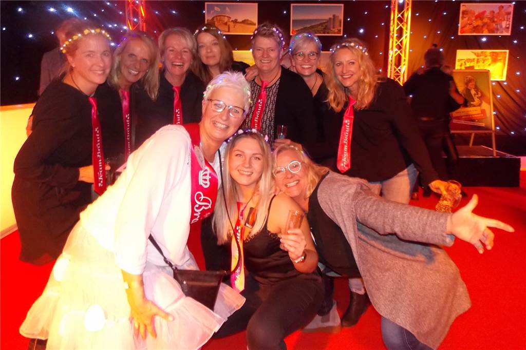 Deutschlands größte Kegelparty hat in Legden eine neue Heimat Partyspaß mit Freundinnen: Nach 25 Jahren holte Barbara Böing ihren Junggesellenabschied nach.