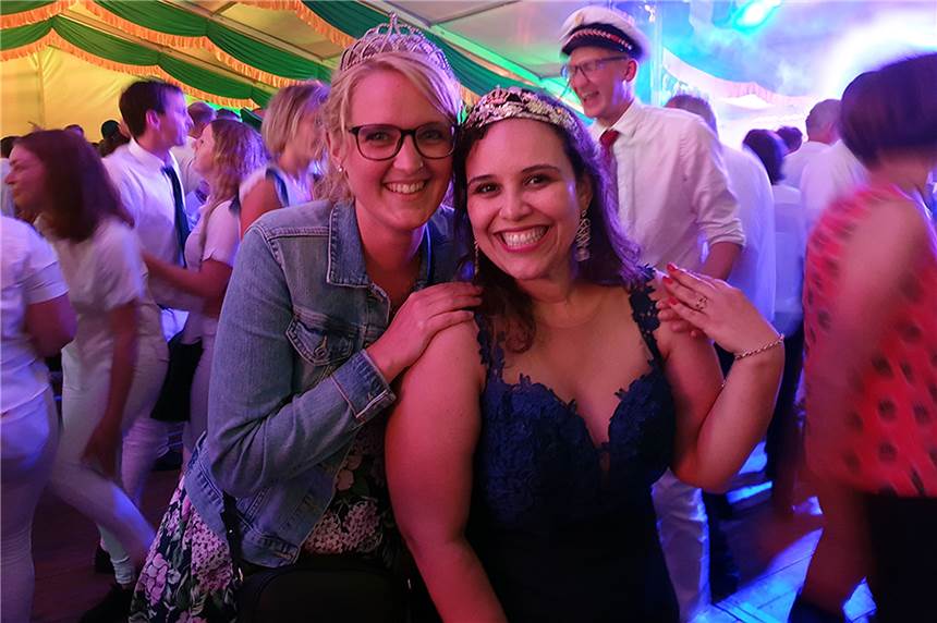 Partystimmung bei den Damen, rechts Königin Tayana Silva de Carvalho.