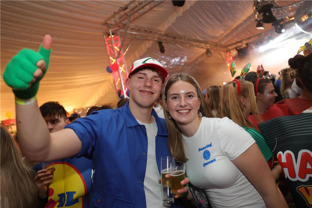 Gäste feiern Weiberfastnacht