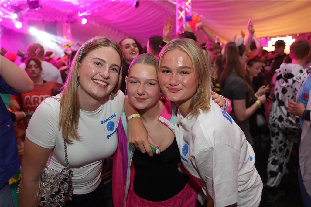 Gäste feiern Weiberfastnacht