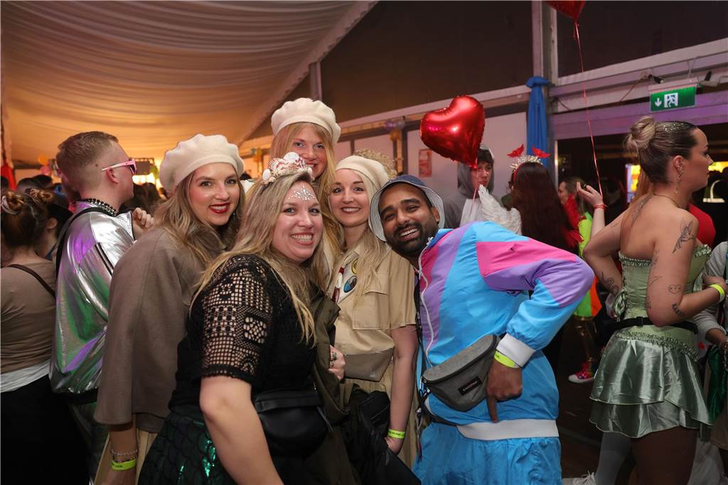 Gäste feiern Weiberfastnacht