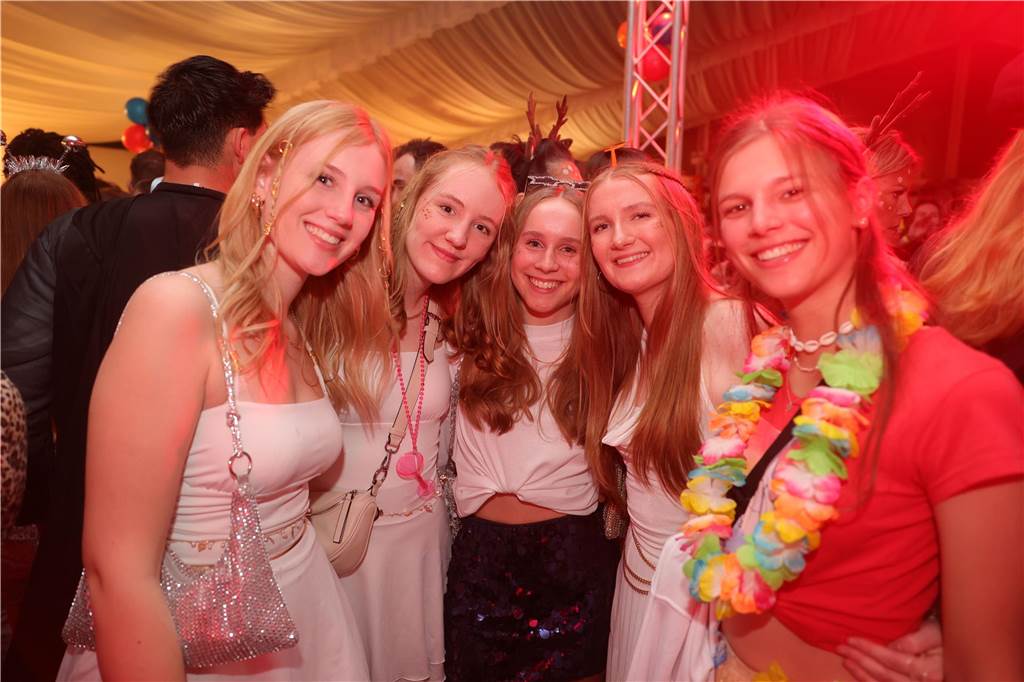 Gäste feiern Weiberfastnacht
