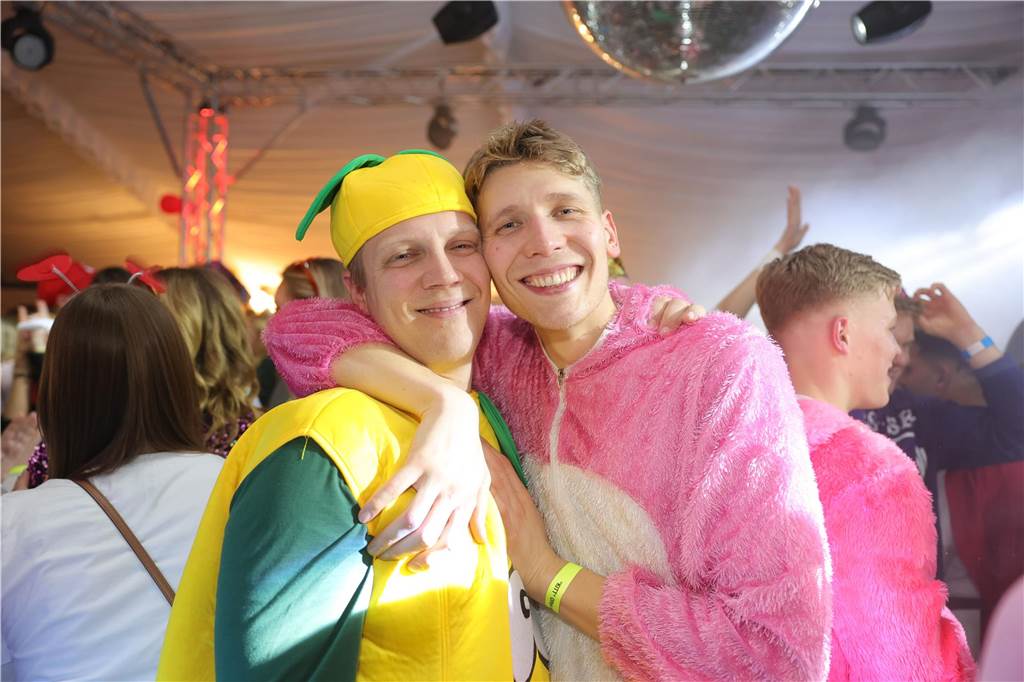 Gäste feiern Weiberfastnacht