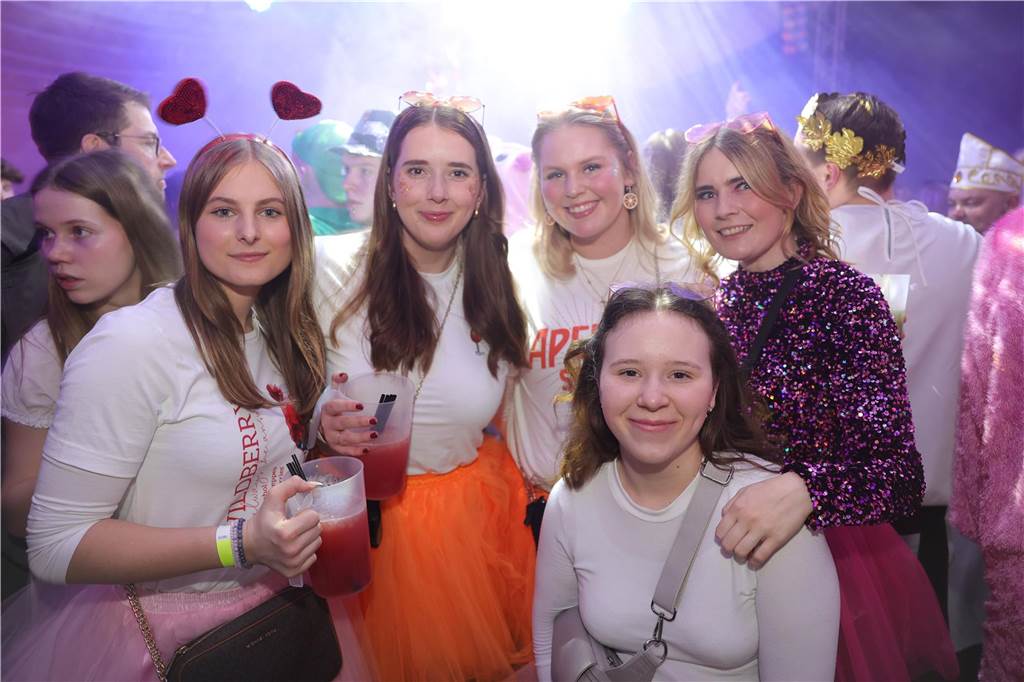 Gäste feiern Weiberfastnacht