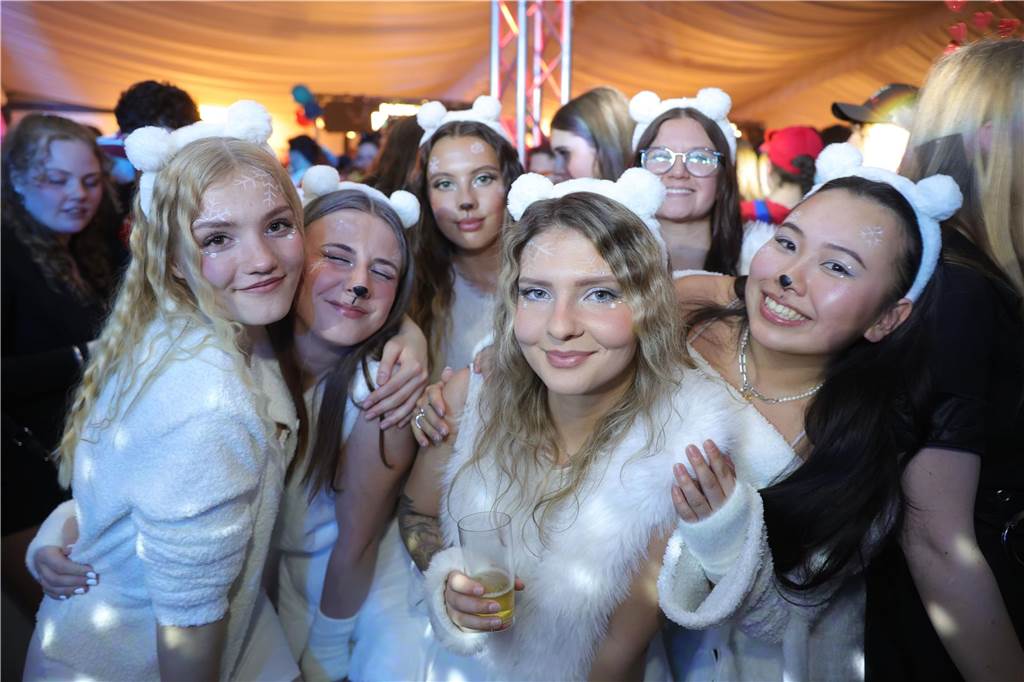 Gäste feiern Weiberfastnacht