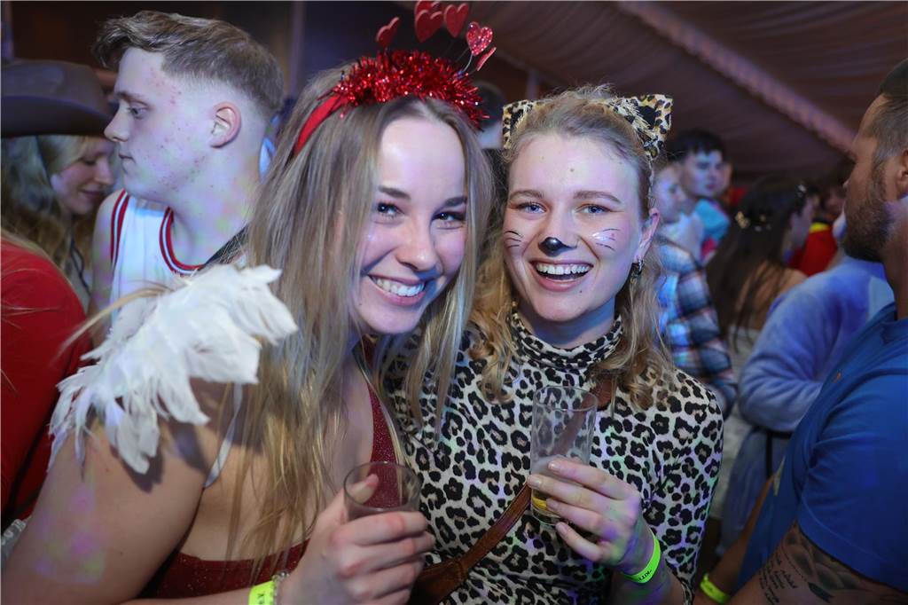 Gäste feiern Weiberfastnacht
