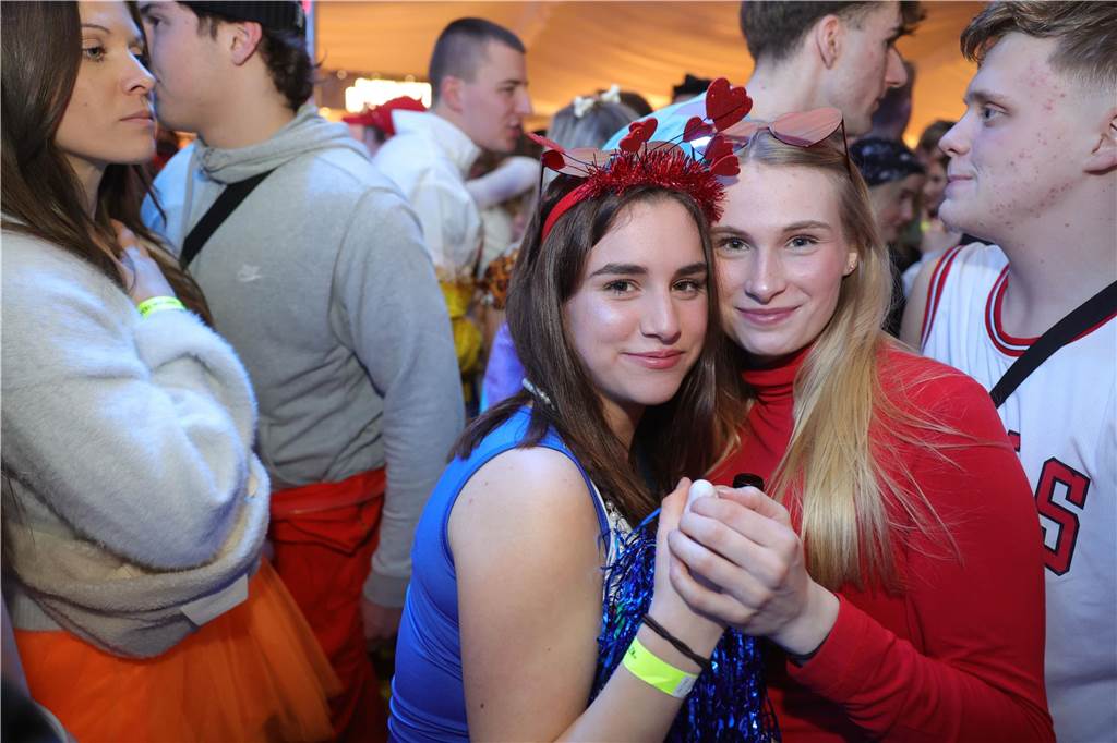 Gäste feiern Weiberfastnacht