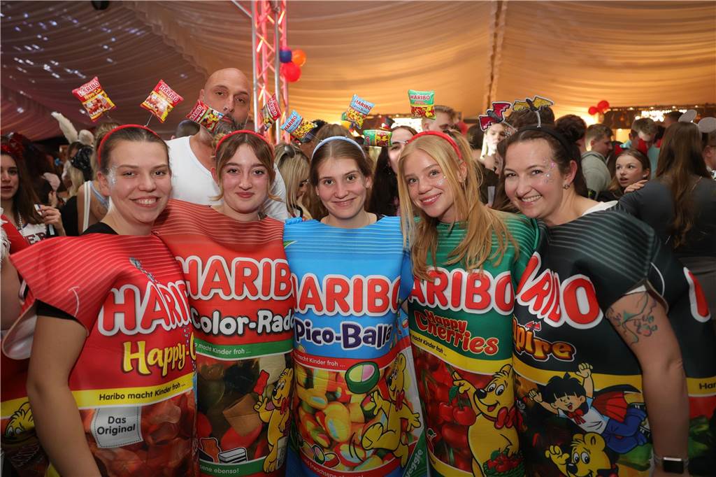 Gäste feiern Weiberfastnacht