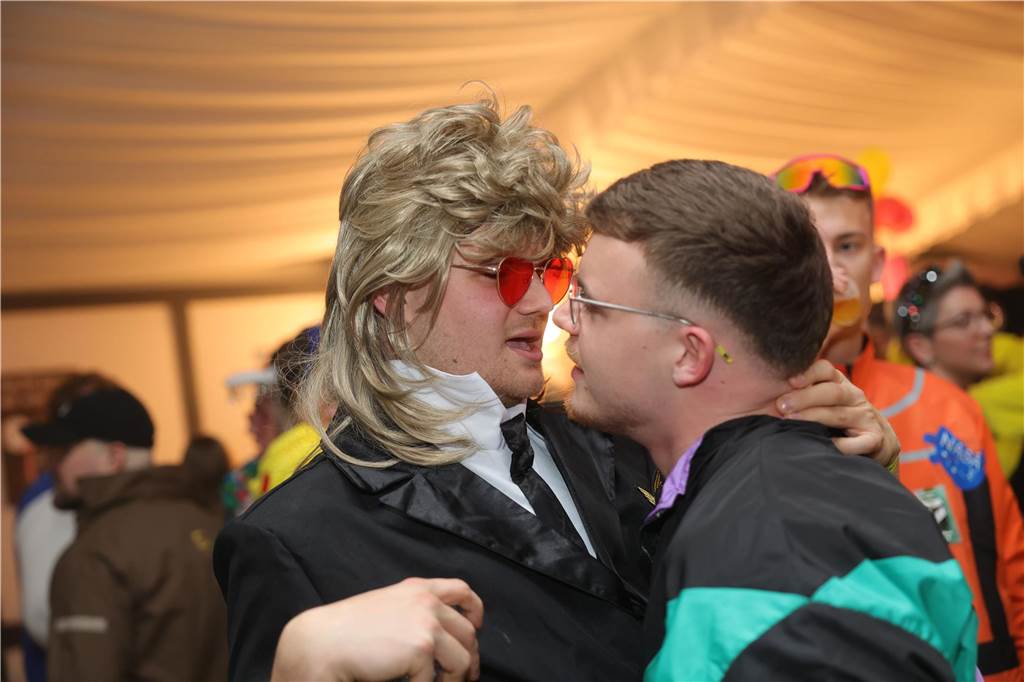 Gäste feiern Weiberfastnacht