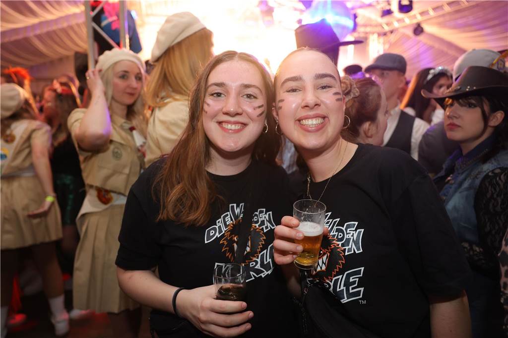Gäste feiern Weiberfastnacht
