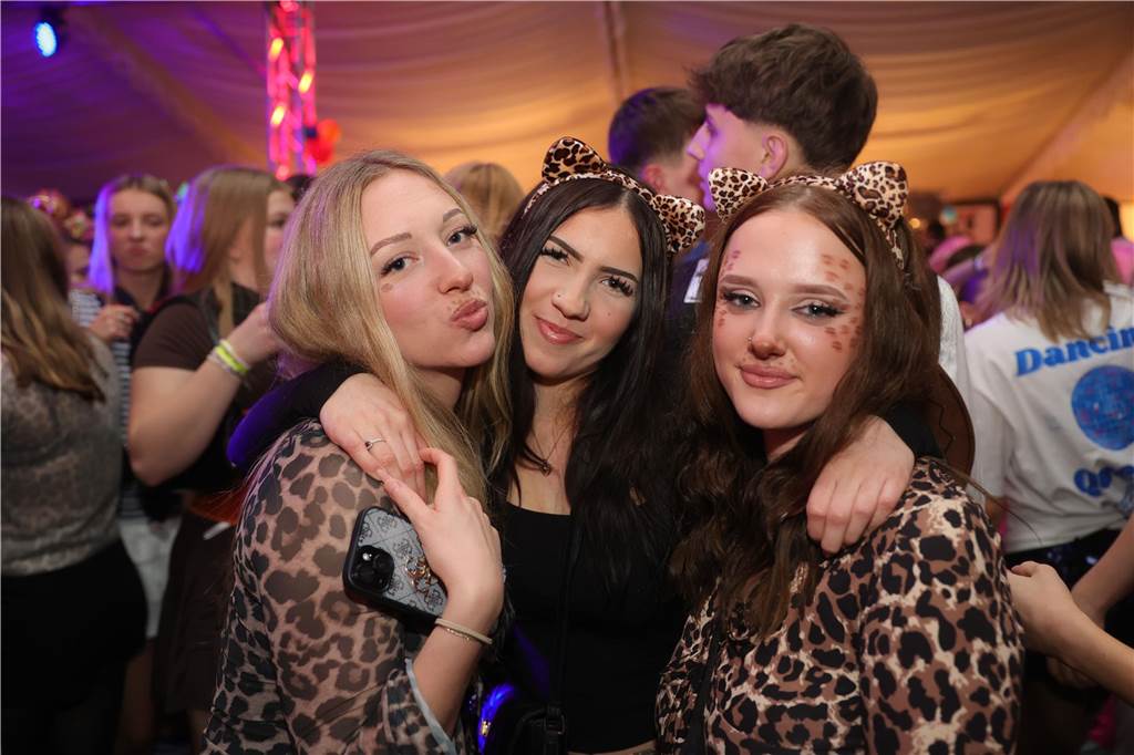 Gäste feiern Weiberfastnacht