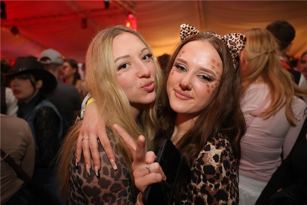 Gäste feiern Weiberfastnacht