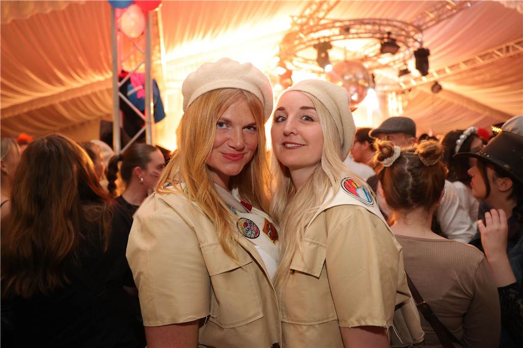 Gäste feiern Weiberfastnacht