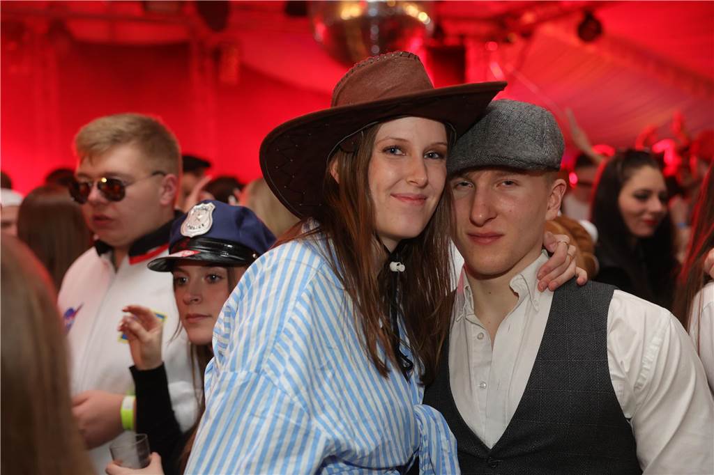 Gäste feiern Weiberfastnacht