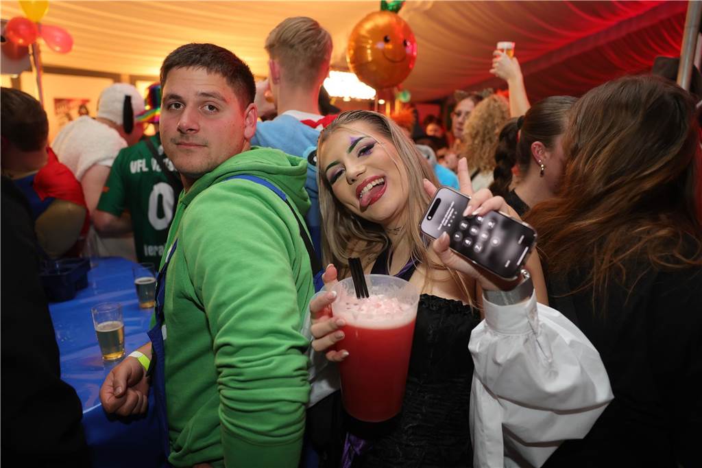 Gäste feiern Weiberfastnacht