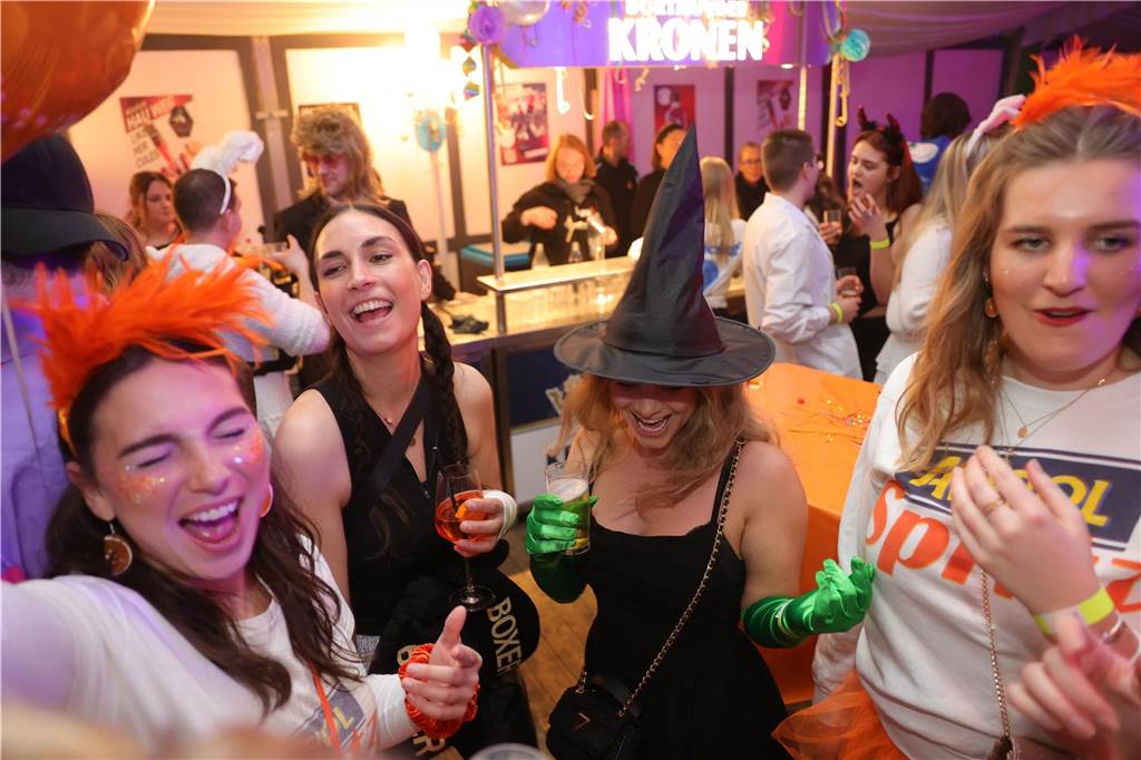 Gäste feiern Weiberfastnacht