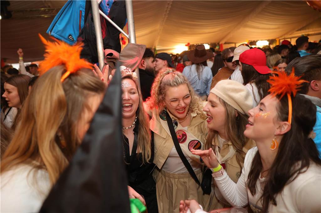 Gäste feiern Weiberfastnacht