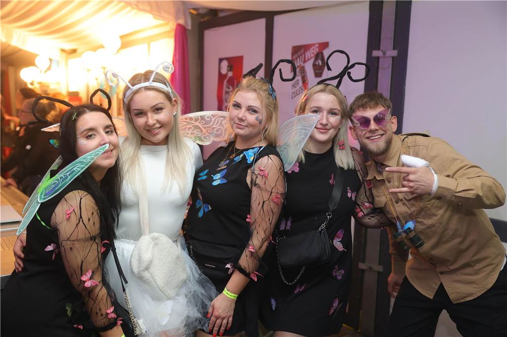 Gäste feiern Weiberfastnacht