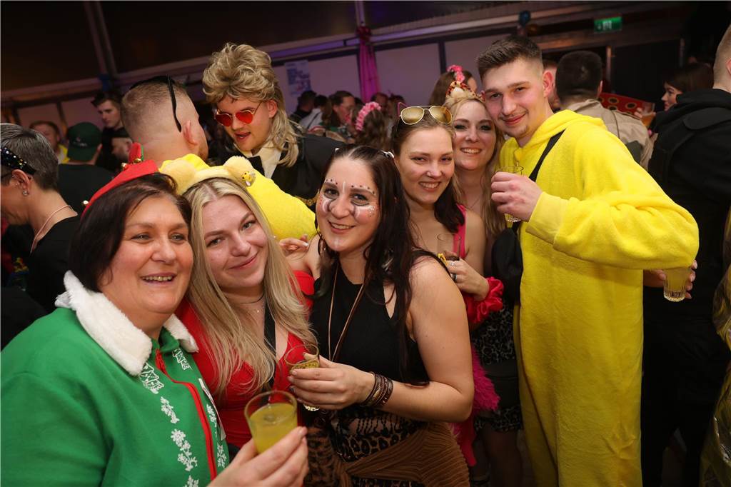 Gäste feiern Weiberfastnacht
