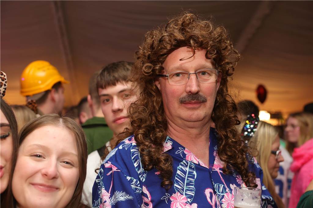 Gäste feiern Weiberfastnacht
