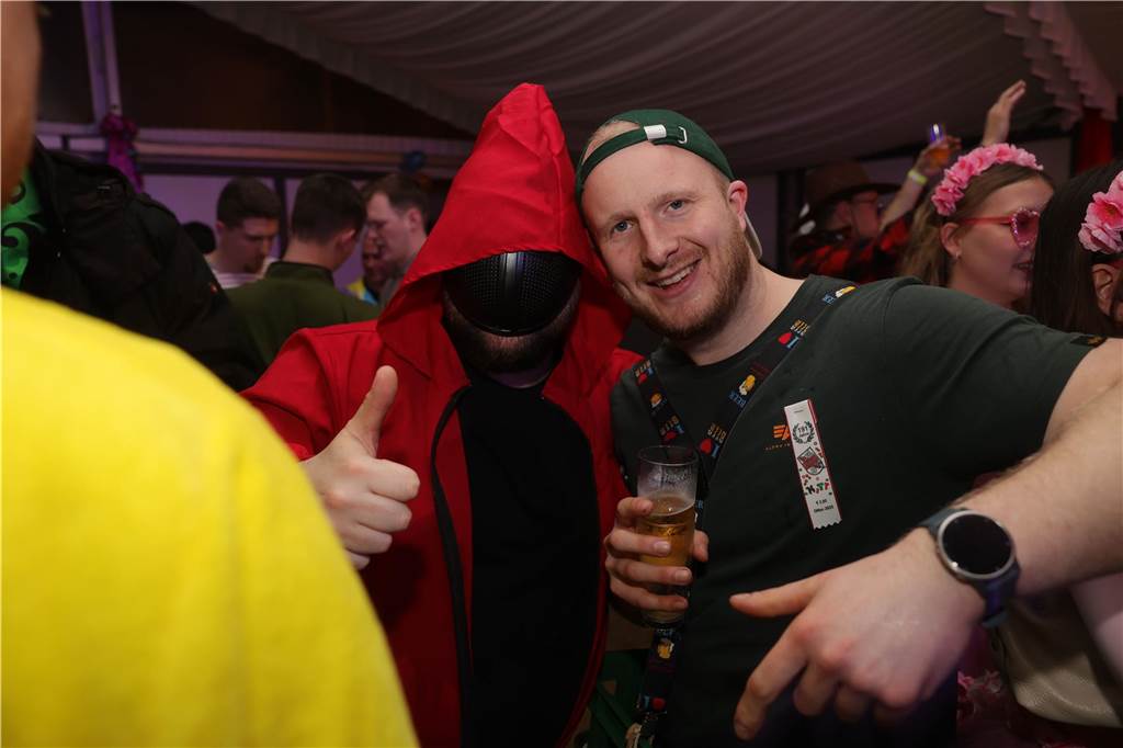 Gäste feiern Weiberfastnacht
