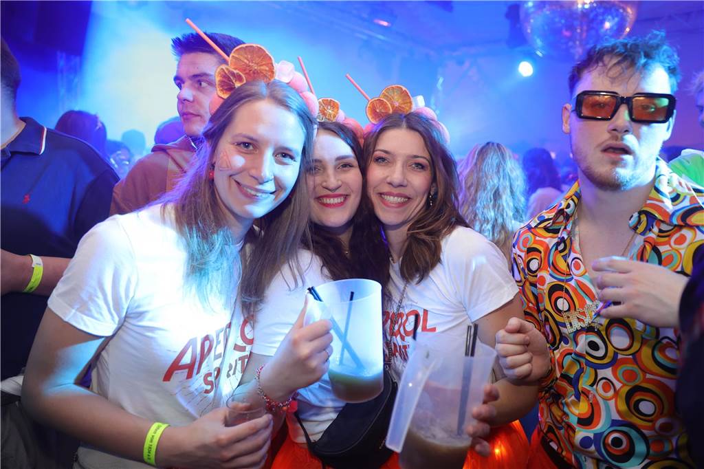Gäste feiern Weiberfastnacht