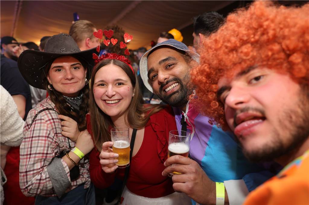 Gäste feiern Weiberfastnacht