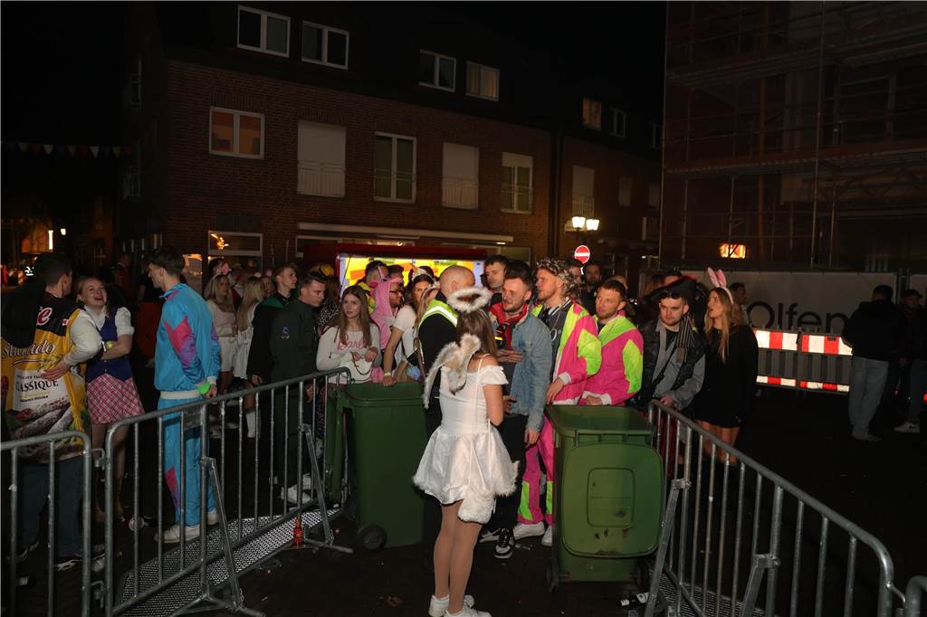 Gäste feiern Weiberfastnacht
