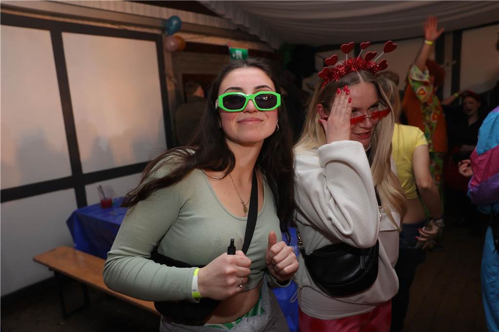 Gäste feiern Weiberfastnacht