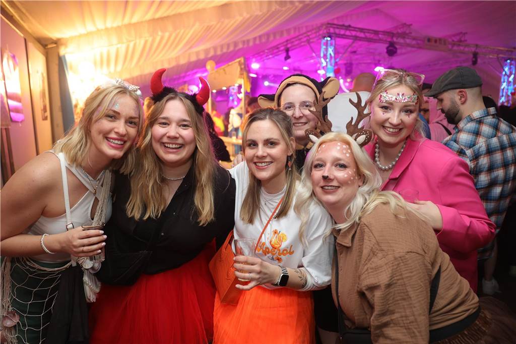 Gäste feiern Weiberfastnacht
