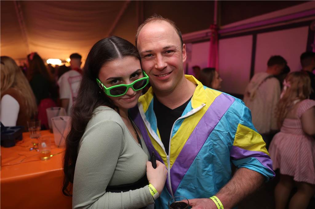 Gäste feiern Weiberfastnacht