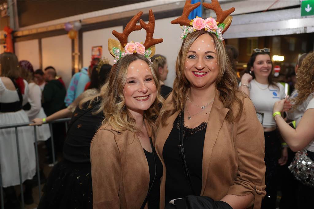 Gäste feiern Weiberfastnacht