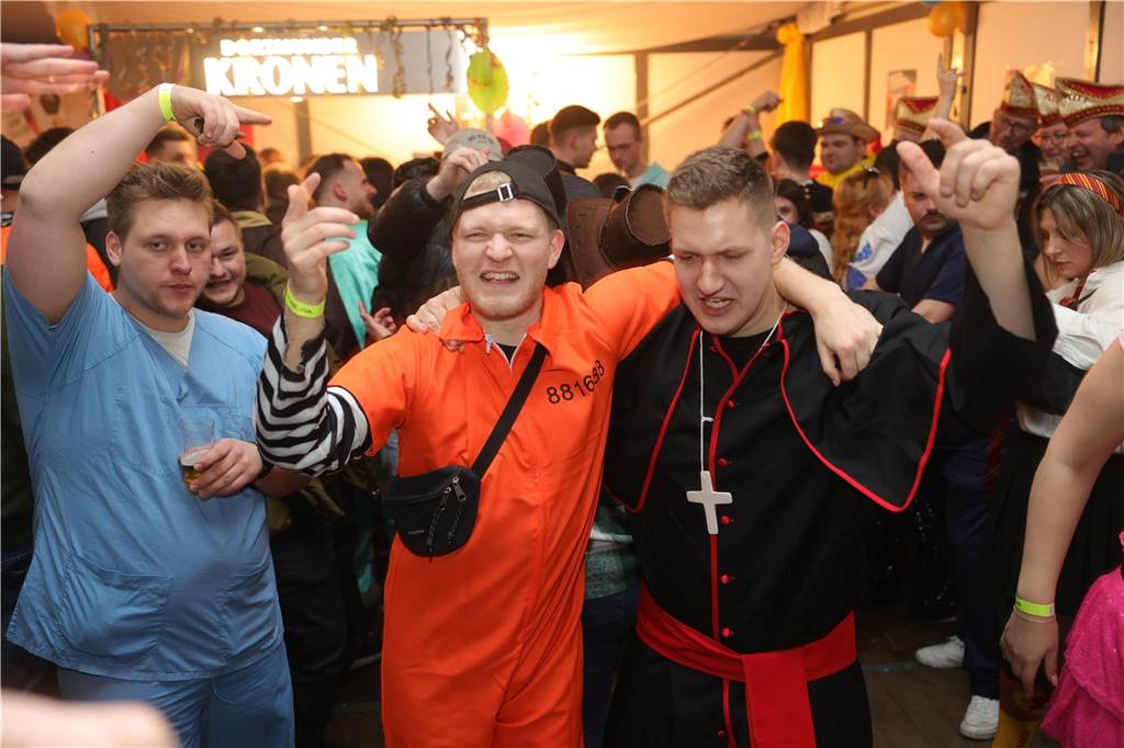 Gäste feiern Weiberfastnacht