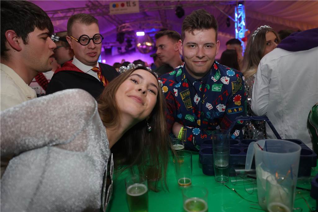 Gäste feiern Weiberfastnacht