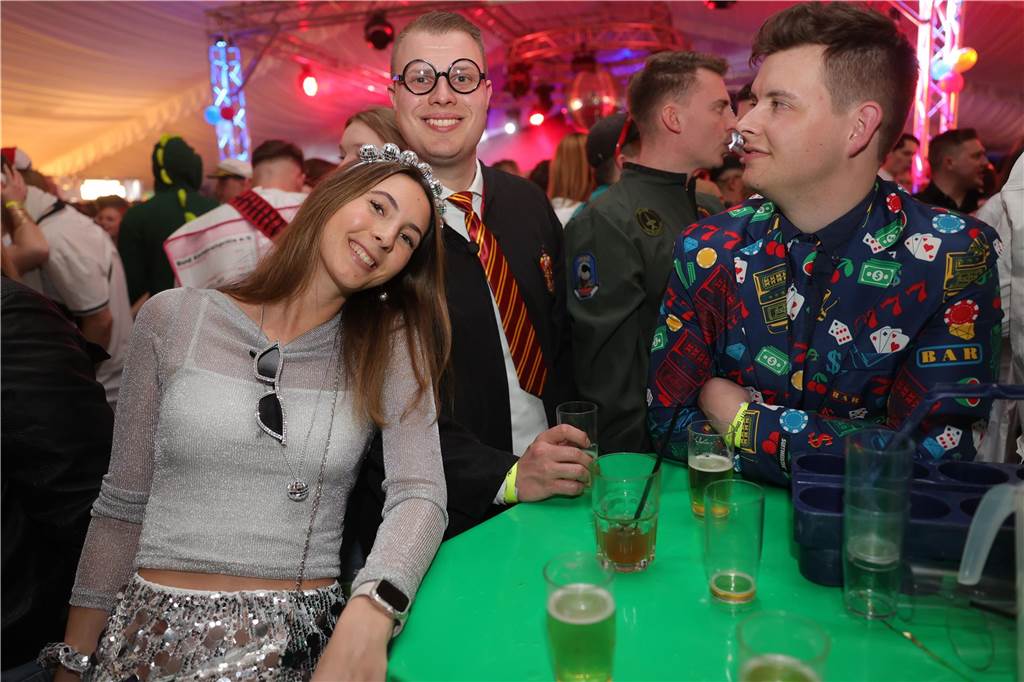 Partystimmung bei Weiberfastnacht 2025 in Olfen
