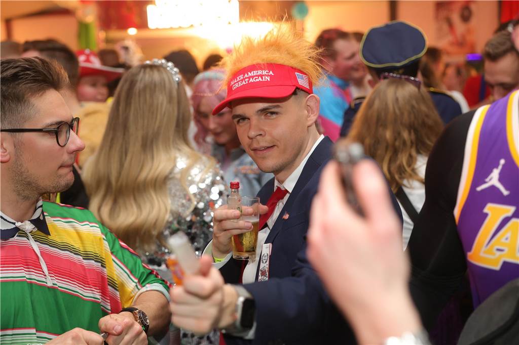 Gäste feiern Weiberfastnacht