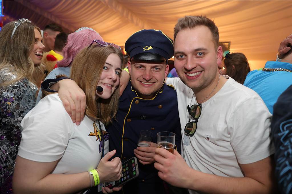 Gäste feiern Weiberfastnacht