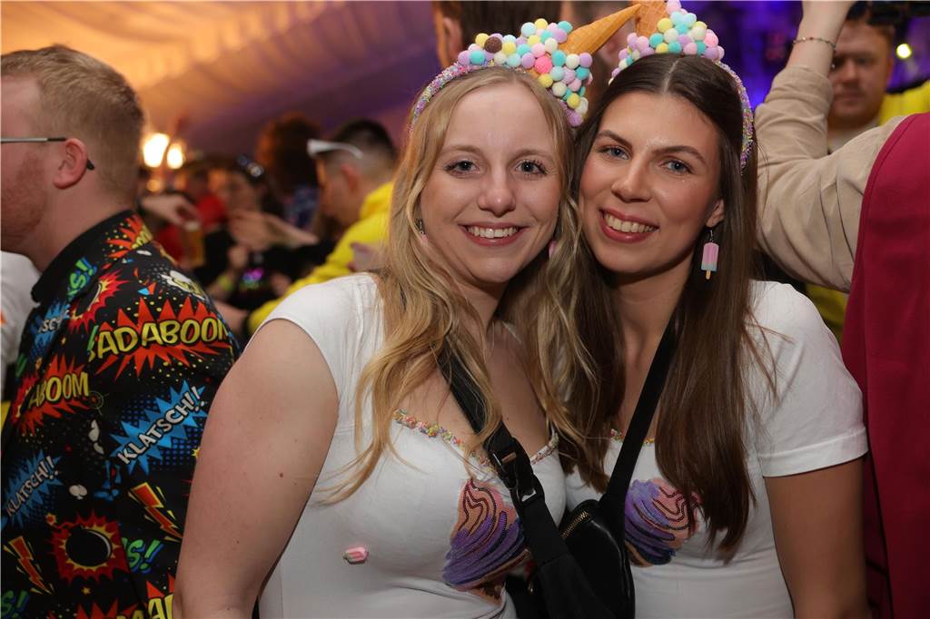 Gäste feiern Weiberfastnacht