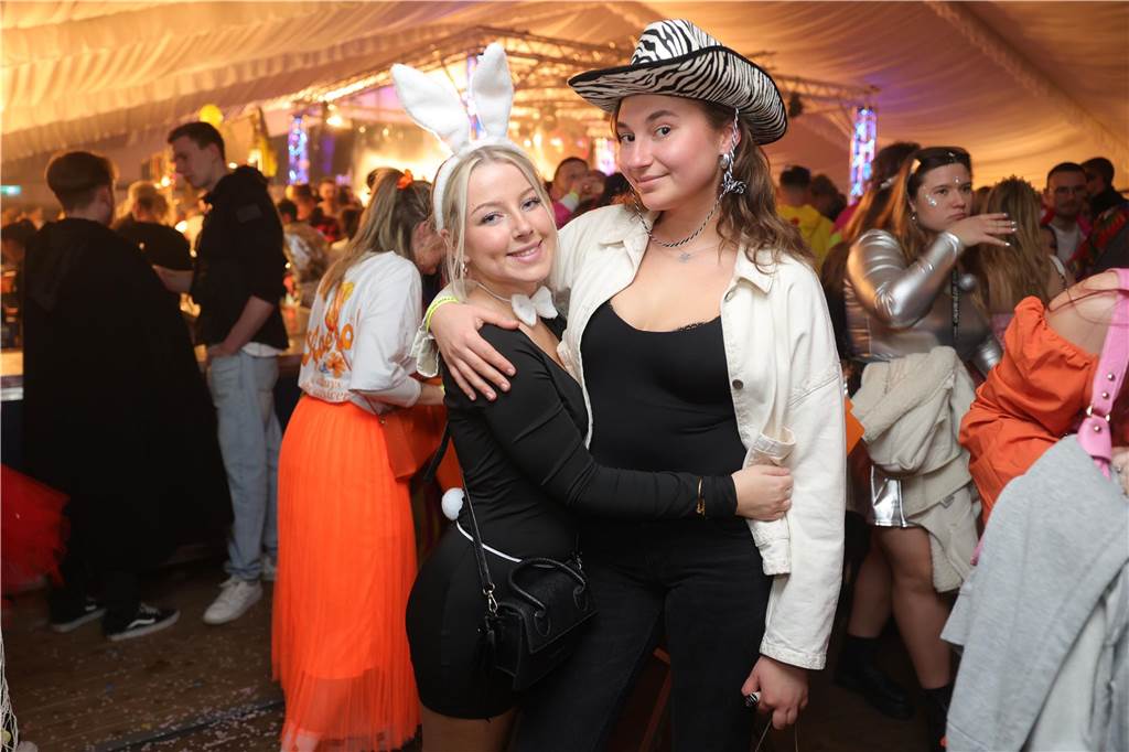 Gäste feiern Weiberfastnacht