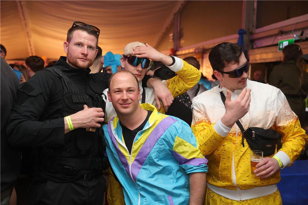 Gäste feiern Weiberfastnacht