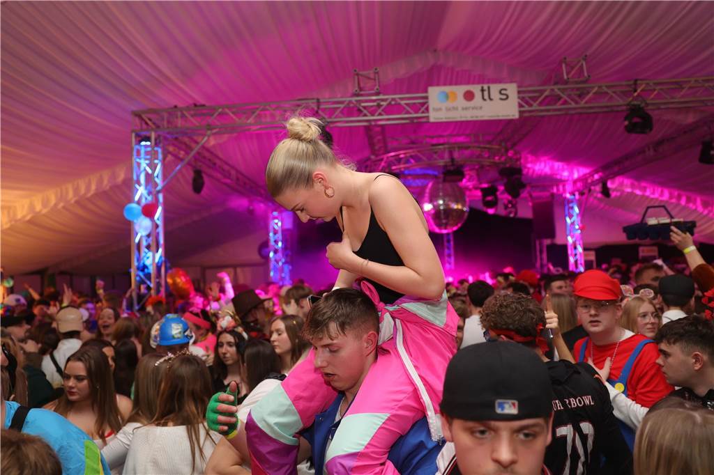 Gäste feiern Weiberfastnacht