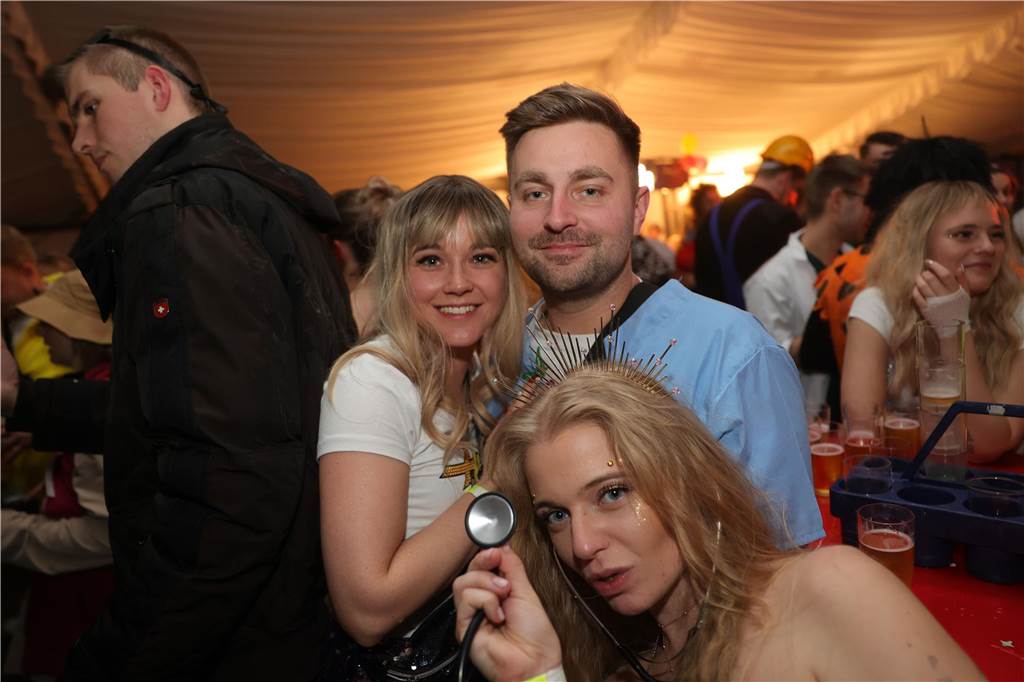 Gäste feiern Weiberfastnacht