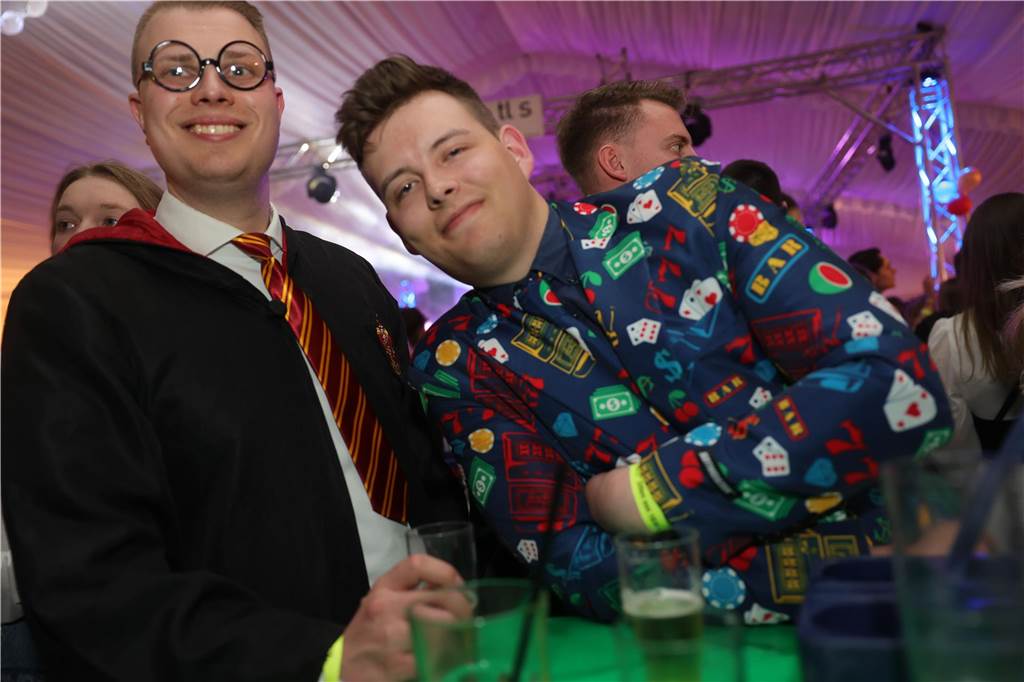 Gäste feiern Weiberfastnacht