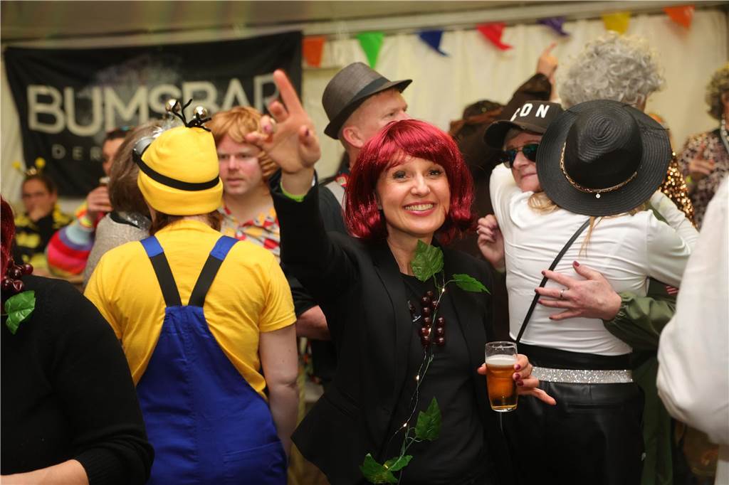 Gäste feiern Weiberfastnacht
