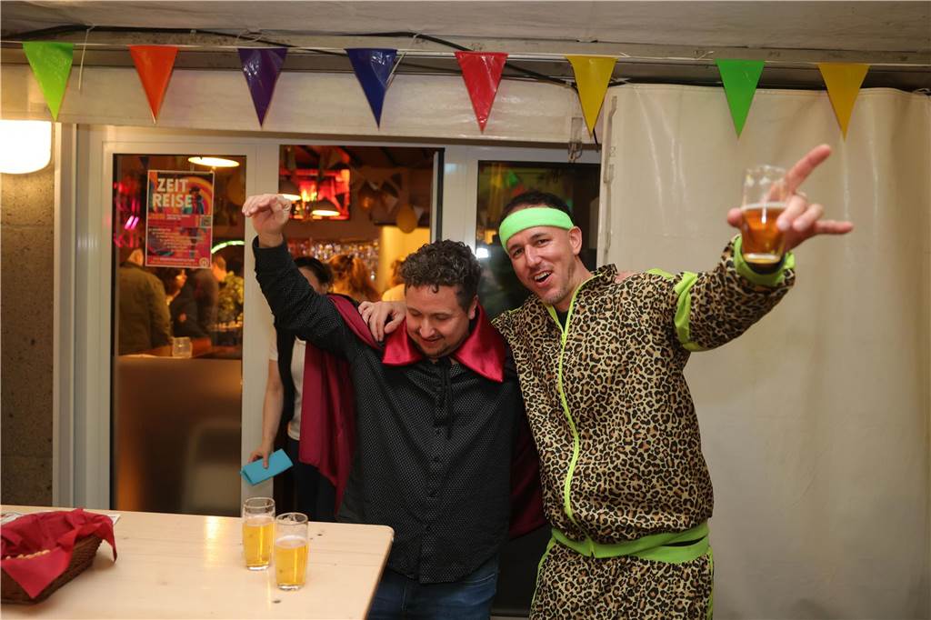 Gäste feiern Weiberfastnacht