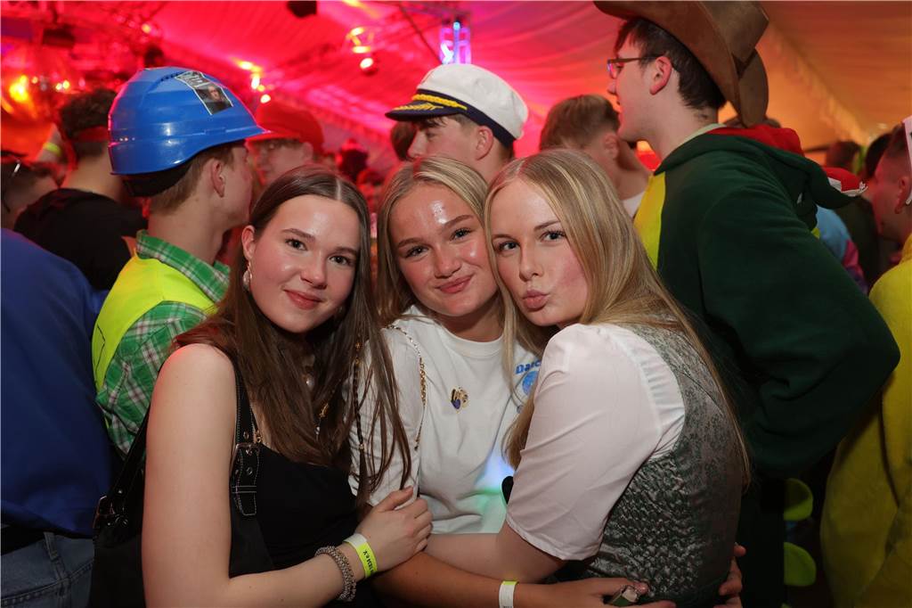 Gäste feiern Weiberfastnacht