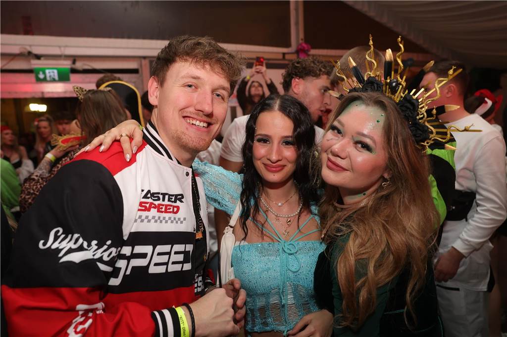 Gäste feiern Weiberfastnacht