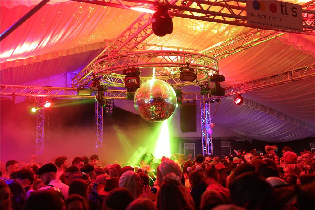 Gäste feiern Weiberfastnacht